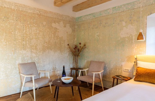 Slap Casa | Vila Kobdilj 1835 – Room Rozina | Deluxe Triple with Historic Detail