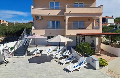 Dvornica Villa | Vila Leona