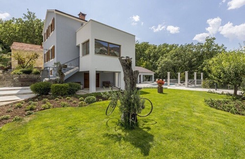Omis Villa | vila posjeduje jacuzzi, saunu s tušem, grijani bazen .....