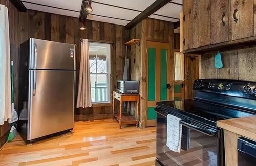 Vilas Cabaña | Vilas Cottage - Located less than 10 min from King Street, 100yr old farm house