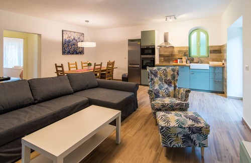 Vrbnik Villa | Romántica villa de piedra con piscina, cascada, gran jardín, a 700 m del mar