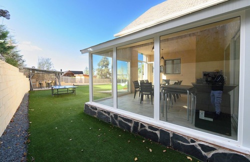 Los Angeles de San Rafael Villa | Villa con piscina climatizada en el interior de la casa y mucho más.