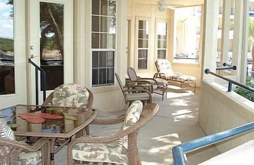 Highland Lake Estates Condominio | Villa 1104 - Este condominio 1/1 tiene una gran vista del lago Travis con una cama king