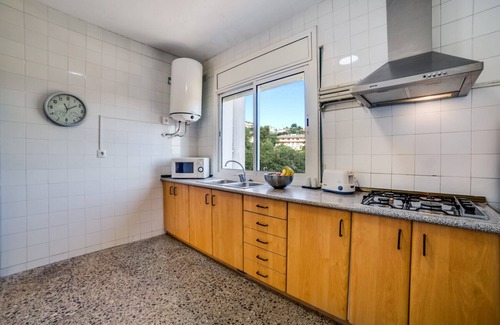 Palafolls Chalet De Esquí | Villa 20 pax con gran piscina privada, jardín y bbq. Cocina y comedor al aire libre. 10 dormitorios. Wifi gratis. Vivalidays Villa Genis.