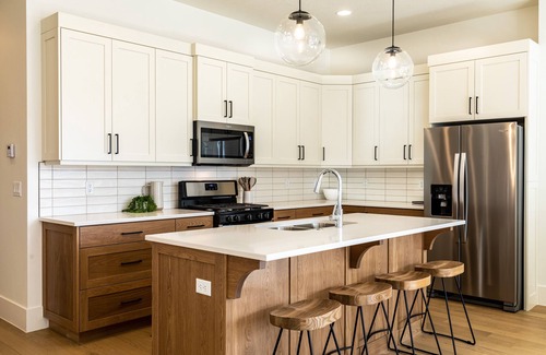 Bloomington Casa | Villa 27 - 4 Bedroom Townhome! Pool and Hot Tub!