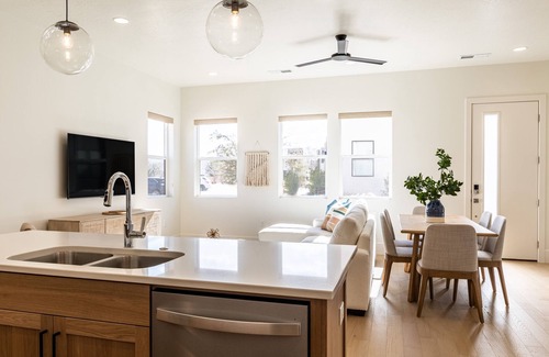 Bloomington Casa | Villa 27 - 4 Bedroom Townhome! Pool and Hot Tub!