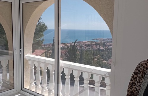 Alcossebre Chalet De Esquí | Villa 3 Dormitorios y 3 baños completos, Piscina Privada, jardín y vistas al Mar