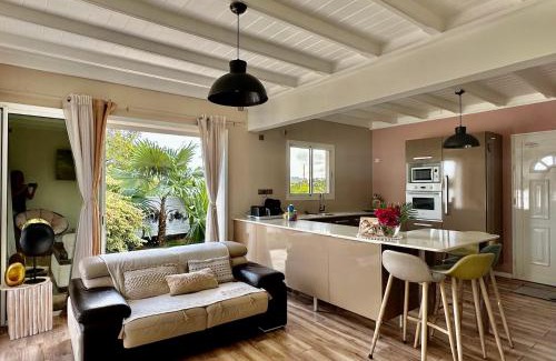 Le Lamentin Casa | Villa 4 étoiles MWoodsuite MartiniqueSun - Coquet & Central avec piscine et jardin privé