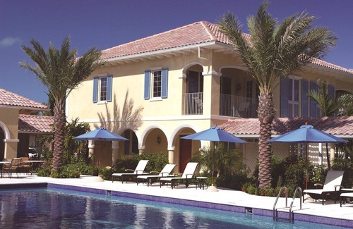 Grace Bay Condominio | Villa 502 1er piso, 2 habitaciones, 2 baños Piscina / jardín Villa (4-5 personas)