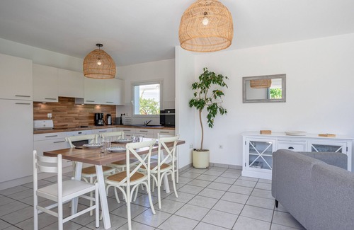 Chateau-d'Olonne Villa | Villa 'Accacia Avec Piscine Privée' con piscina privada, terraza privada y Wi-Fi