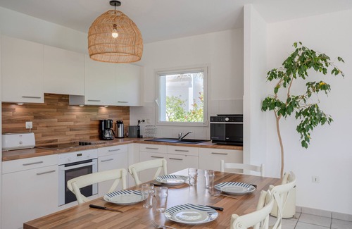 Chateau-d'Olonne Villa | Villa 'Accacia Avec Piscine Privée' con piscina privada, terraza privada y Wi-Fi