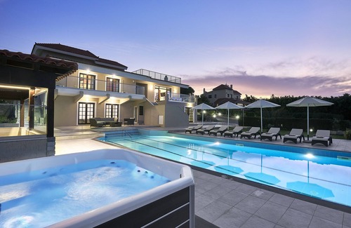 Vathianos Kampos Villa | Villa Ada -5 dormitorios con piscina climatizada y bañera de hidromasaje climatizada. Increíble vista !!