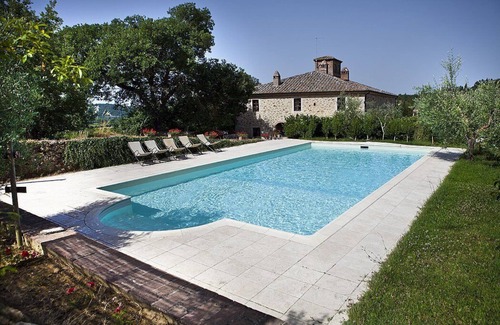 Rapolano Terme Casa | Villa Adalia: Un apartamento elegante y acogedor que cubre todo el piso superior de una antigua villa noble rural situada en una zona montañosa.