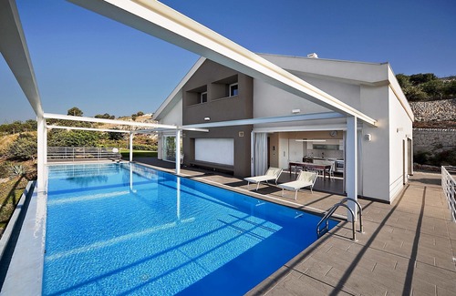 Ragusa Villa | Villa panorámica con piscina infinita, jardín, cancha de tenis, wi-fi gratuito
