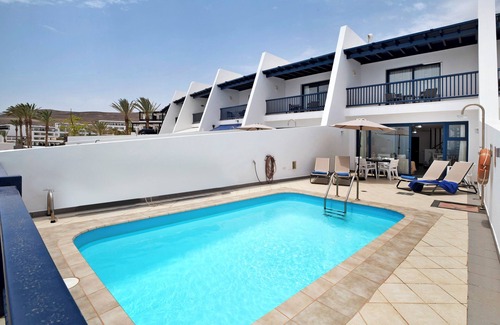 Puerto Calero Villa | Villa 'Ajaches 23' con vistas al mar, piscina climatizada, balcón, aire acondicionado y Wi-Fi