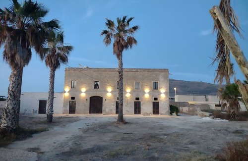 Trapani Villa | Villa al Centro di due Spiagge, con Giardino, Posto Auto, Barbecue, Cucina