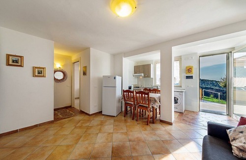 Laureana Cilento Casa | Villa Albatros D: Una casa característica y acogedora rodeada de vegetación.