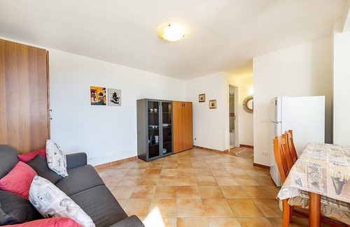 Laureana Cilento Casa | Villa Albatros D: Una casa característica y acogedora rodeada de vegetación.