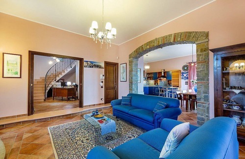 Laureana Cilento Casa | Villa Albatros A: una encantadora villa de dos pisos rodeada de vegetación.