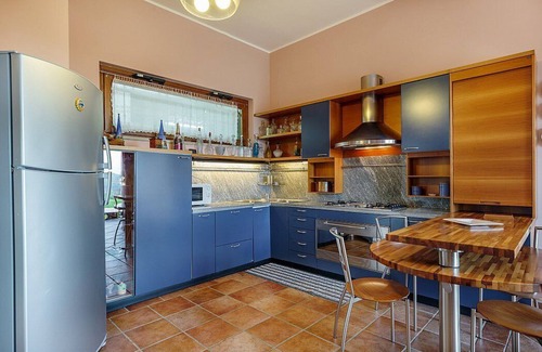 Laureana Cilento Casa | Villa Albatros A: una encantadora villa de dos pisos rodeada de vegetación.