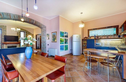 Laureana Cilento Casa | Villa Albatros A: una encantadora villa de dos pisos rodeada de vegetación.