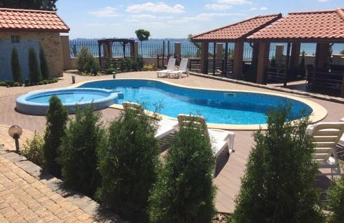 Kryzhanivka Casa | Villa Albizia