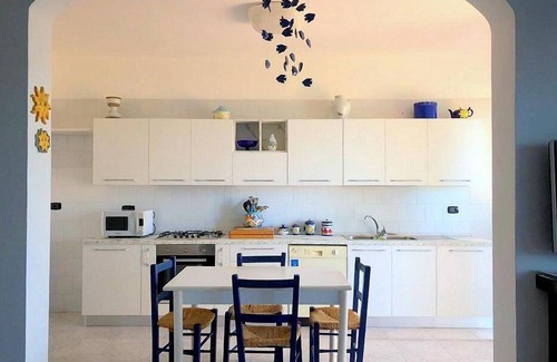 Forio Villa | Villa Alisea: Una espléndida villa de dos pisos situada en una colina.
