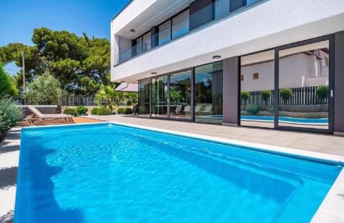 Banjol Villa | Villa Alpha & Omega