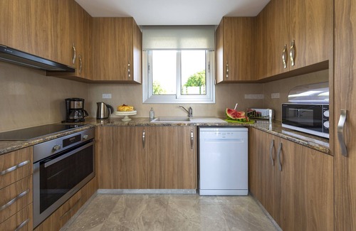 Polis Villa | Villa Ammoyiali en la playa - una gran villa moderna con capacidad para 8 personas en 4 habitaciones