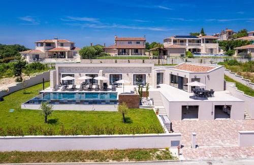 Vizinada Villa | Villa Andrea Double or Twin Rooms with pool, balcony and parking