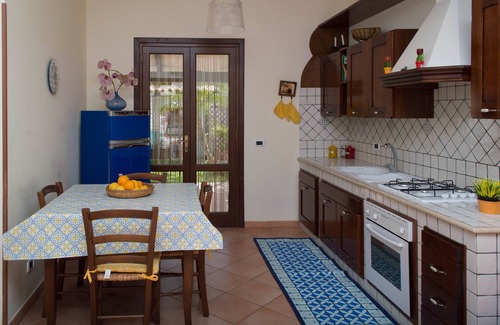 Macari Villa | Villa Anemos Stella vista al mar con jardín y barbacoa.