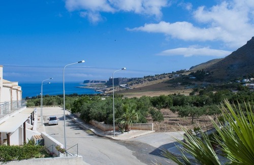 Macari Villa | Villa Anemos Stella vista al mar con jardín y barbacoa.