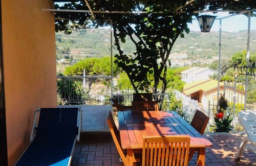 Poggi Villa | Villa Anna vistas al mar y las colinas con jardín, solarium, jacuzzi, patio, barbacoa