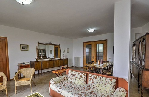 San Mauro La Bruca Casa | Villa Antica Uva: una característica casa independiente de dos pisos rodeada de vegetación.