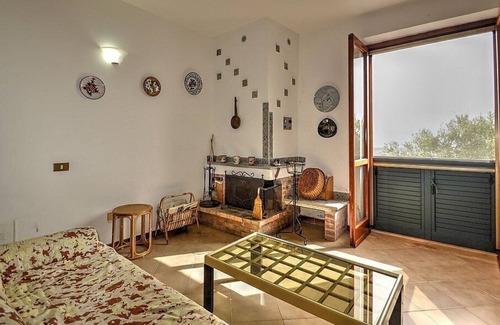 San Mauro La Bruca Casa | Villa Antica Uva: una característica casa independiente de dos pisos rodeada de vegetación.