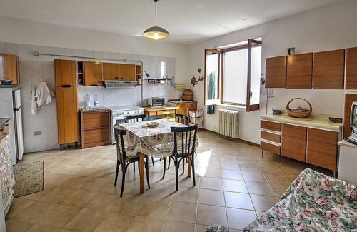 San Mauro La Bruca Casa | Villa Antica Uva: una característica casa independiente de dos pisos rodeada de vegetación.