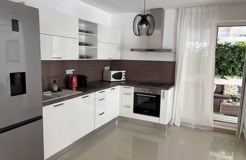 Duce Villa | VILLA a 50 metros de la playa de arena, piscina climatizada, zona de barbacoa, zona de salón