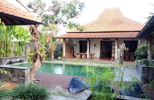 Colomadu Casa | Villa Aquin
