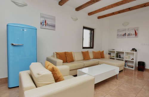 Lustica Villa | Villa Ariel - casa familiar, piscina y bar, cancha de baloncesto