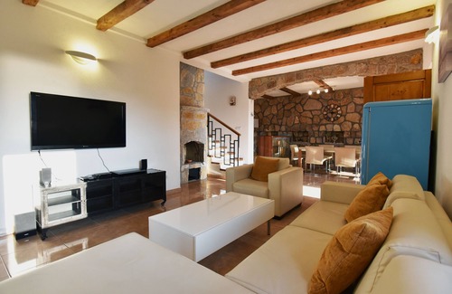 Lustica Villa | Villa Ariel - casa familiar, piscina y bar, cancha de baloncesto