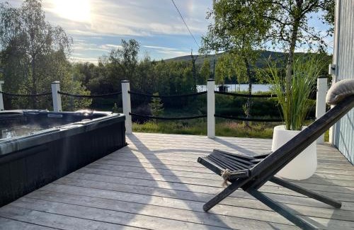 Nuorgam Casa | Villa Arktika porealtaallinen mökki Nuorgamissa Tenojoen ja tunturien vieressä
