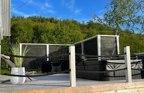 Nuorgam Casa | Villa Arktika porealtaallinen mökki Nuorgamissa Tenojoen ja tunturien vieressä