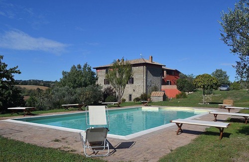 Montefiascone Villa | Villa Ascanio: una espléndida villa de piedra de cuatro pisos.