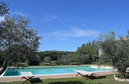Montefiascone Villa | Villa Ascanio: una espléndida villa de piedra de cuatro pisos.