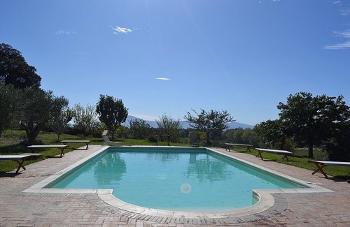 Montefiascone Villa | Villa Ascanio: una espléndida villa de piedra de cuatro pisos.