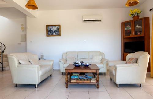 Peyia Town Villa | Villa Aspasia in Peyia, Private Pool & 3 Ensuite Bedrooms