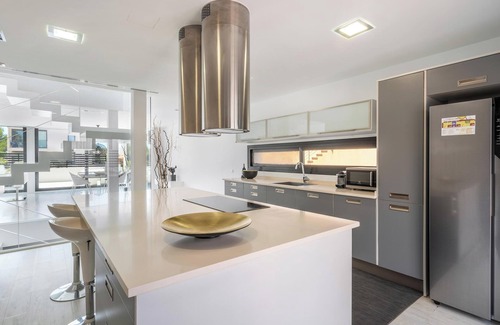 Son Serra de Marina Villa | Villa "Atzur" con vistas al mar, jardín privado, piscina, Wi-Fi y aire acondicionado