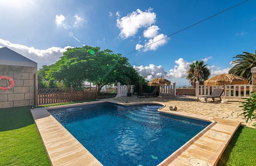 Villa de Arico Villa | Villa "Aurora" con piscina climatizada, vistas al mar, piscina privada y Wi-Fi