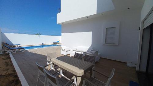 Midoun Villa | Villa avec piscine, 3 suites, 6lits, à 3min de la plage