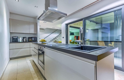 Mimice Villa | Villa Azul - Villa de diseño de lujo, piscina climatizada, 4BR, vista al mar